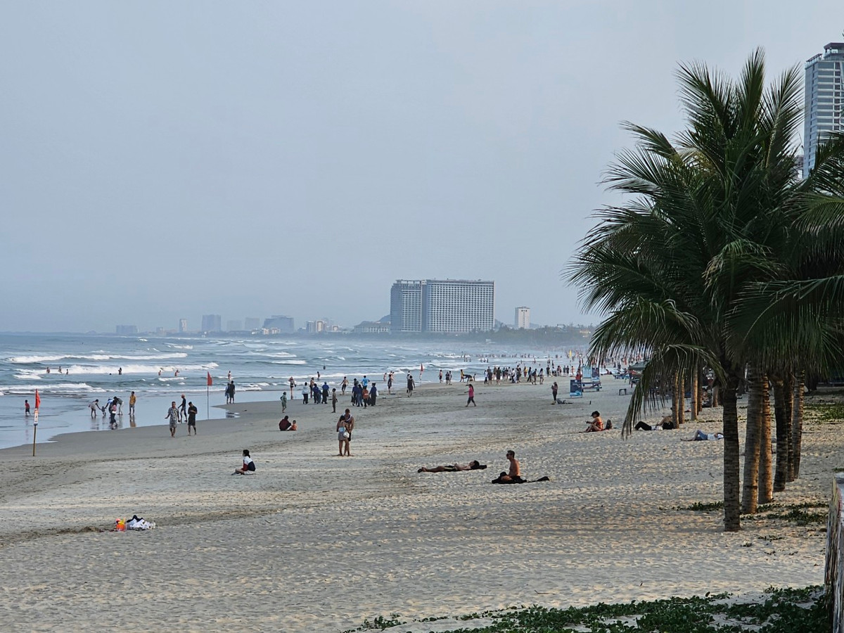 Nằm cách trung tâm thành phố Đà Nẵng chỉ tầm 3km, bãi biển Mỹ Khê là một trong những điểm đến "không thể bỏ qua" của du khách khi đến thành phố biển xinh đẹp này.