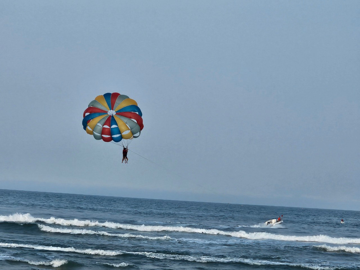 Ngoài hoạt động tắm biển, đối với những bạn trẻ yêu thích cảm giác mạnh có thể tham gia vào các trò chơi như cano kéo, dù bay, moto nước,...