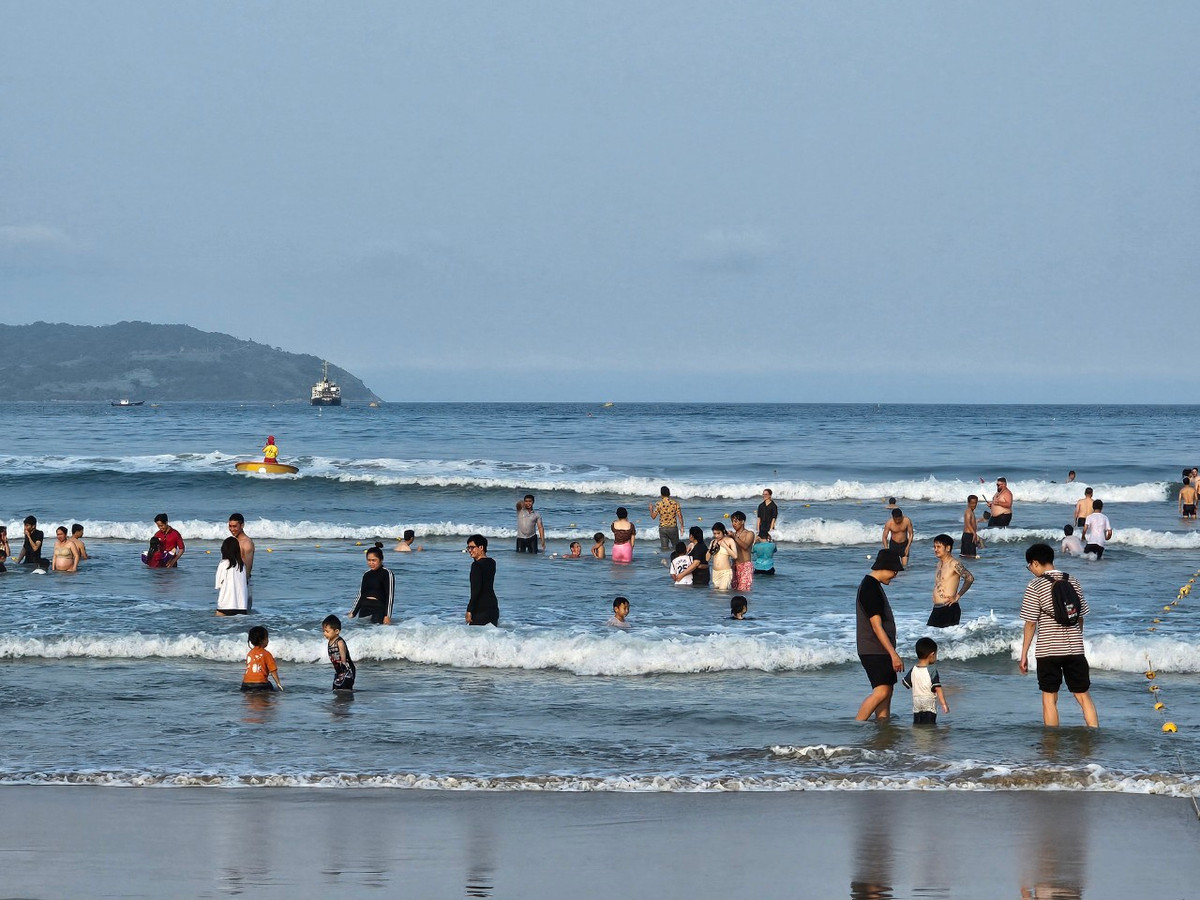 Nước biển trong xanh, sóng vỗ nhẹ nhàng, nước biển ấm quanh năm nên đây là nơi lý tưởng để cả gia đình cùng vui chơi, tắm biển.