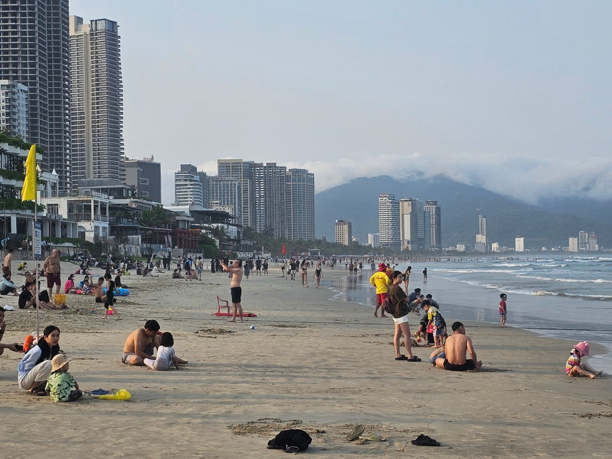 Nằm trên "con đường tỷ đô" Võ Nguyên Giáp, thuộc phường Phước Mỹ, quận Sơn Trà, biển Mỹ Khê mùa nào cũng tấp nập người dân và du khách.