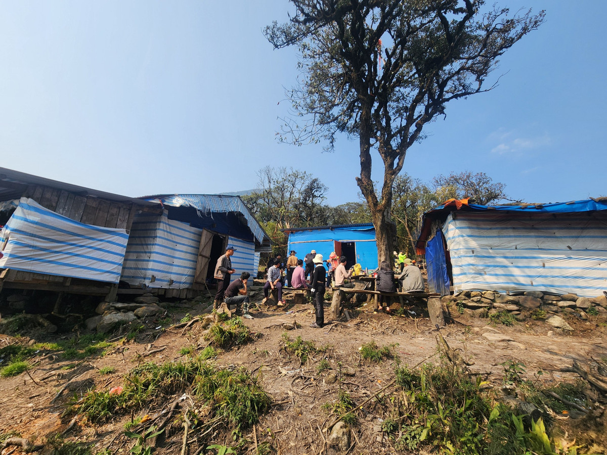 Sau cuộc hành trình gần 10 cây số, chúng tôi tới được những lán gỗ dựng giữa rừng để bổ sung nước và đồ ăn nhẹ đồng thời gửi những đồ nặng không cần thiết để có thể di chuyển nhẹ nhàng hơn.