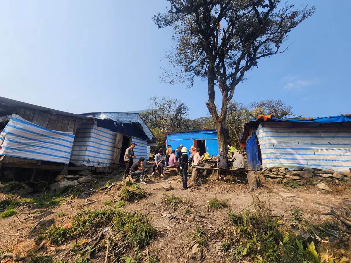 Sau cuộc hành trình gần 10 cây số, chúng tôi tới được những lán gỗ dựng giữa rừng để bổ sung nước và đồ ăn nhẹ đồng thời gửi những đồ nặng không cần thiết để có thể di chuyển nhẹ nhàng hơn.