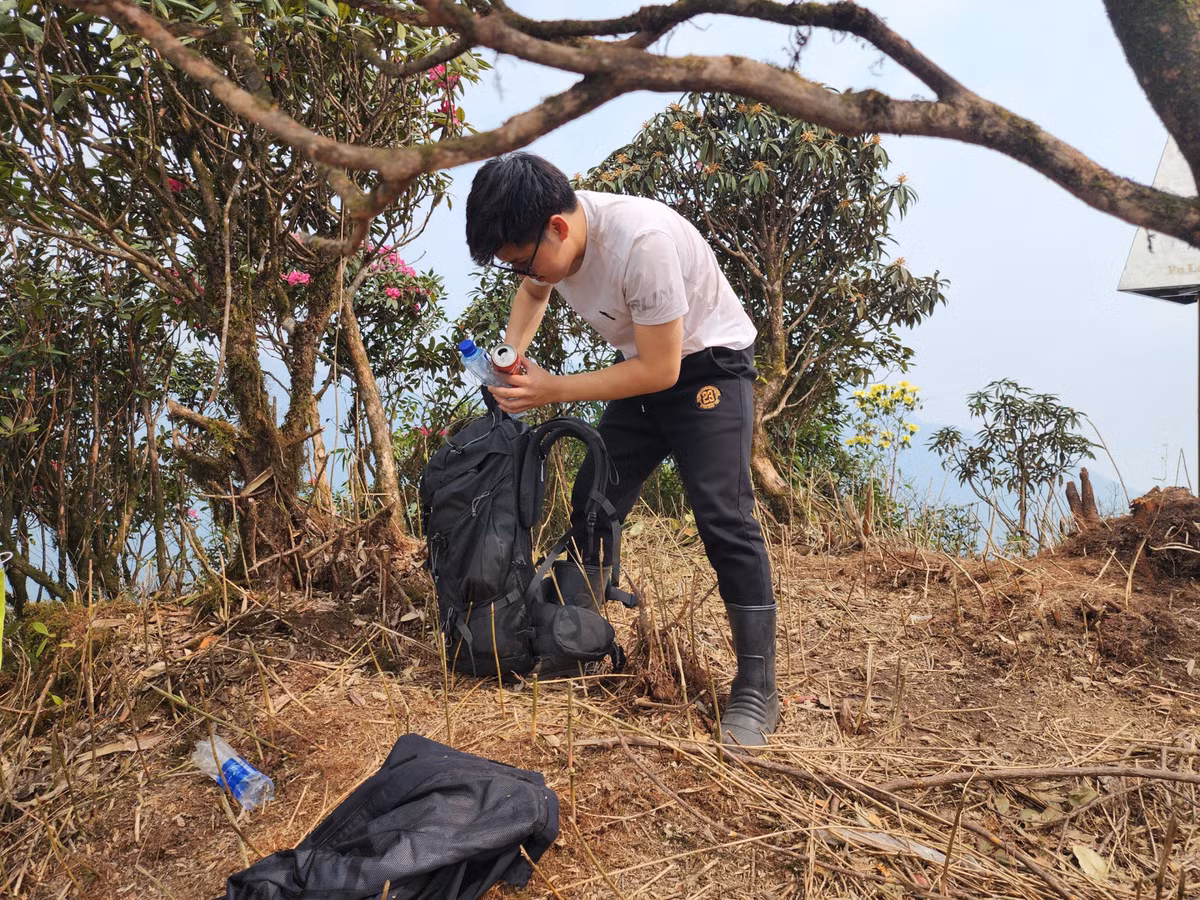 Tại độ cao 3.049m, chóp đánh dấu đỉnh Pu Ta Leng là đích đến cuối cùng mà bất cứ người leo núi nào cũng mong được chạm vào và chụp ảnh check-in. Trong giây phút ấy, chúng tôi cảm thấy hạnh phúc biết nhường nào, tuy vất vả nhưng đầy cảm xúc khi đã chinh phục được một trong những đỉnh núi khó nhất Việt Nam.