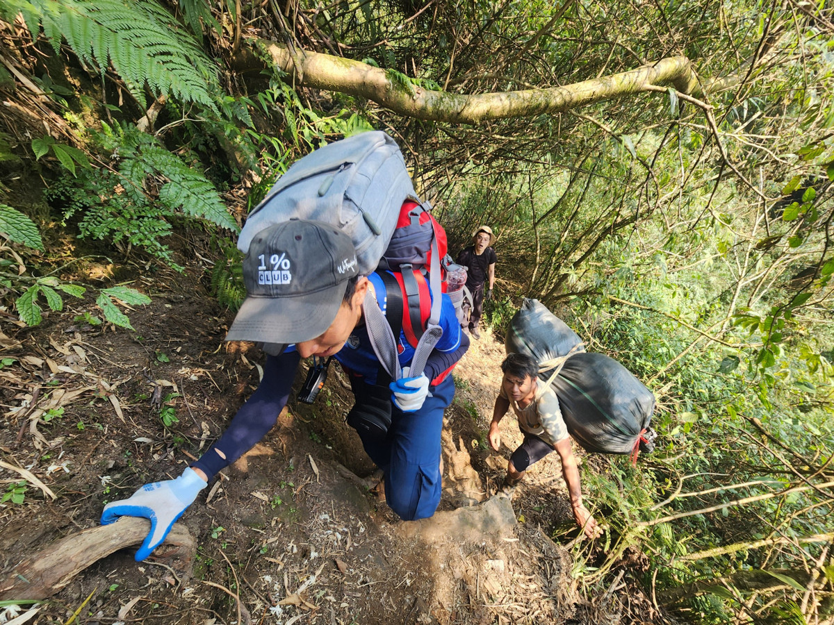 Chúng tôi không đếm xuể bao lần phải vượt qua những con dốc dựng đứng, trơn trượt, phải bấm chặt giày xuống đất và tìm cách bám vào rễ cây hoặc nắm tay người đi trước để vượt qua từng cung đường.