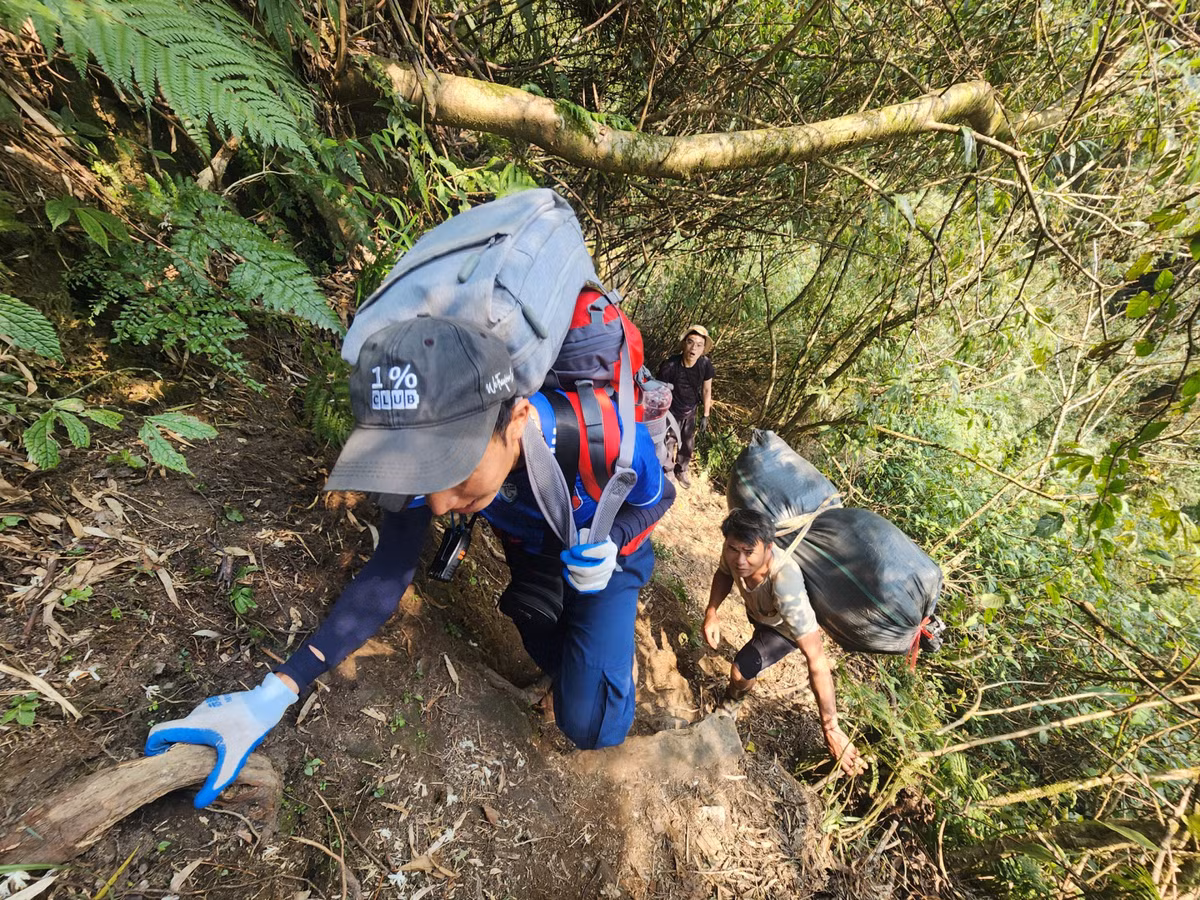Chúng tôi không đếm xuể bao lần phải vượt qua những con dốc dựng đứng, trơn trượt, phải bấm chặt giày xuống đất và tìm cách bám vào rễ cây hoặc nắm tay người đi trước để vượt qua từng cung đường.