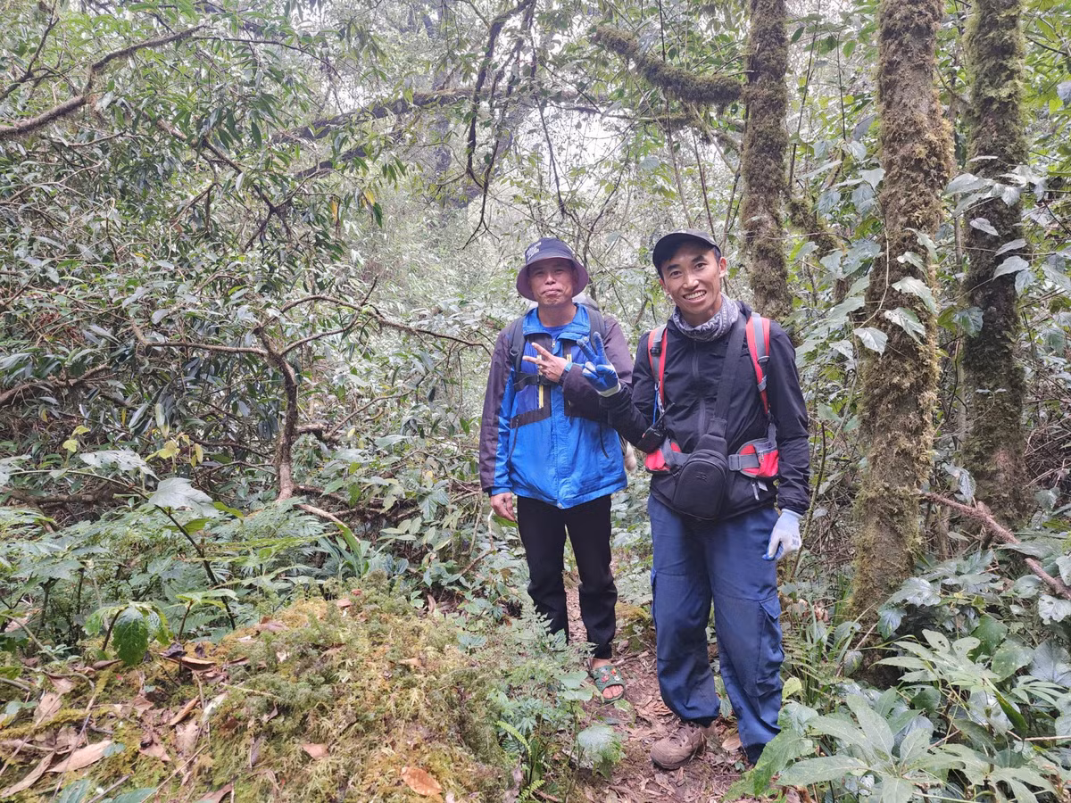 Trưởng bản Sì Thâu Chải bên trái cùng Lù A Pao - Porter bên phải kể cho chúng tôi nghe về những loài cây bên đường đồng thời dẫn đường và mang đồ, giúp chúng tôi không phải mang quá nặng. Tuy nhiên cả đoàn ai cũng mệt.
