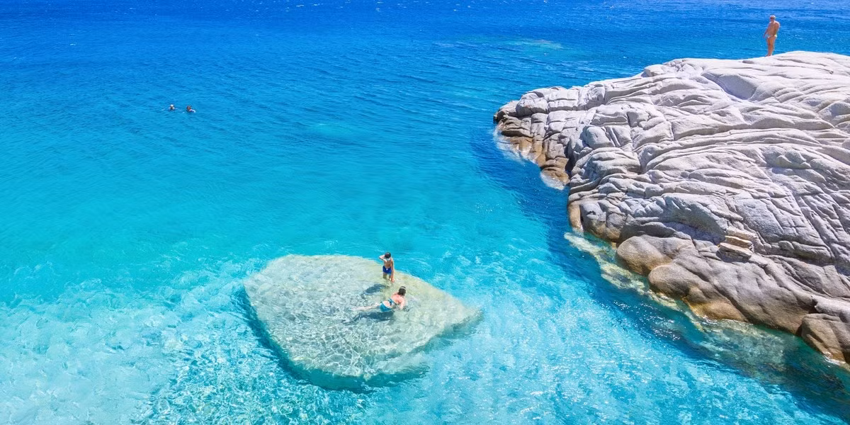 Ikaria nằm tại vùng biển Aegea, phía Bắc biển Địa Trung Hải và tọa lạc giữa hai quốc gia Hy Lạp và Thổ Nhĩ Kỳ