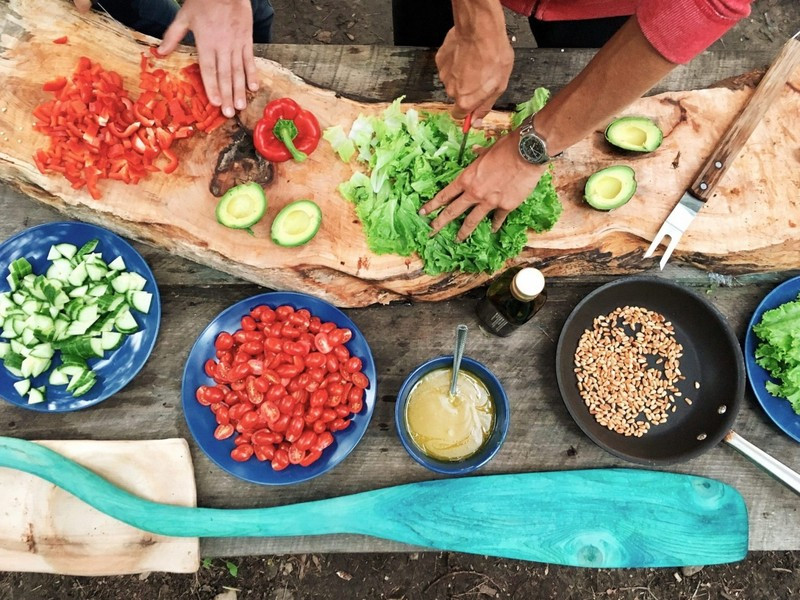 Theo đó, chế độ ăn uống của người Ikaria có nhiều đậu và rau trồng tại địa phương. Ƭrong các thực phẩm này có chất chống oxу hóa cao gấp 10 lần so với rượu vang đỏ