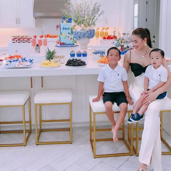 Hoa hậu Phạm Hương có 6 năm hôn nhân với chồng đại gia, kể từ đây, cô không vấn vương showbiz. Ở Mỹ, người đẹp Hải Phòng sống trong biệt thự sang trọng, đi siêu sang và sở hữu bộ sưu tập hàng hiệu hoành tráng. Mới đây, Phạm Hương còn khoe được chồng mua biệt thự siêu sang mặt sông.