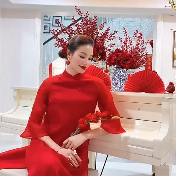 Năm 2018, khi sự nghiệp vẫn đang trên đà phát triển, Phạm Hương quyết định dừng lại và theo chồng sang Mỹ định cư.