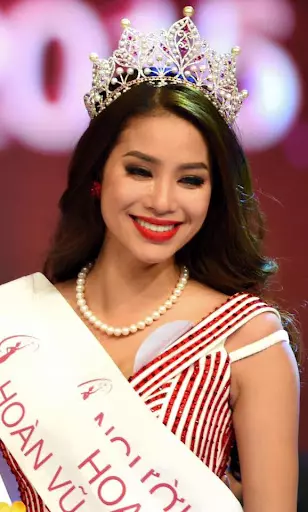  Hoa hậu Phạm Hương năm 2015 đăng quang Hoa hậu Hoàn vũ Việt Nam trong sự ngưỡng mộ của fan. Cô được nhận xét đầy đủ sắc vóc và có thần thái của một Hoa hậu.