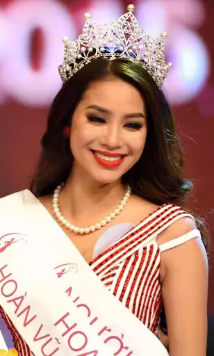  Hoa hậu Phạm Hương năm 2015 đăng quang Hoa hậu Hoàn vũ Việt Nam trong sự ngưỡng mộ của fan. Cô được nhận xét đầy đủ sắc vóc và có thần thái của một Hoa hậu.