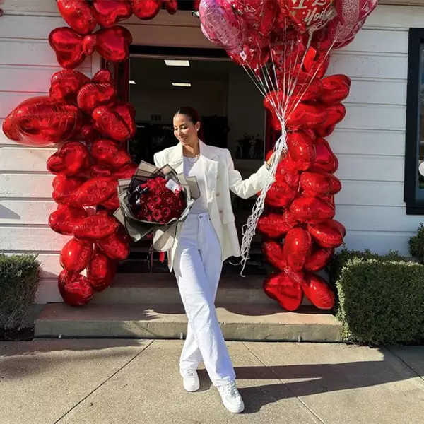 Không chỉ giỏi kinh doanh và vô cùng giàu có, Bobby Phước Trần còn gây ấn tượng bởi ngoại hình lịch lãm cùng khuôn mặt sáng sủa. Anh tiết lộ bản thân là người thích chăm chút cho ngoại hình, nên những trang phục và phụ kiện của anh đều thuộc hàng cao cấp. Chính vì thích sự chỉn chu từ trong ra ngoài mà đến nay dù đã tuổi ngoài 50, anh vẫn rất phong độ. Ngoài ra, vị CEO nổi tiếng này còn có đam mê chơi xe xịn như: Aston Martin, Ferrari, Lamborghini, Bugatti,...