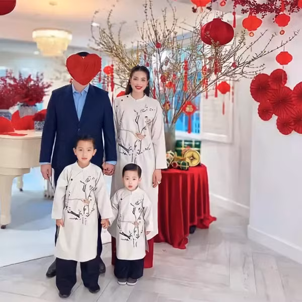 Không chỉ vậy, cô còn được chồng chiều chuộng bằng nhiều hành động tinh tế như tặng hoa, tặng đồ hiệu trong các dịp lễ quan trọng. Chồng Hoa hậu còn báo hiếu cả mẹ ruột cô khi xây biệt thự có giá trị khủng ở Việt Nam. Nhờ cuộc sống hôn nhân thăng hoa, Phạm Hương ngày càng xinh đẹp hơn.