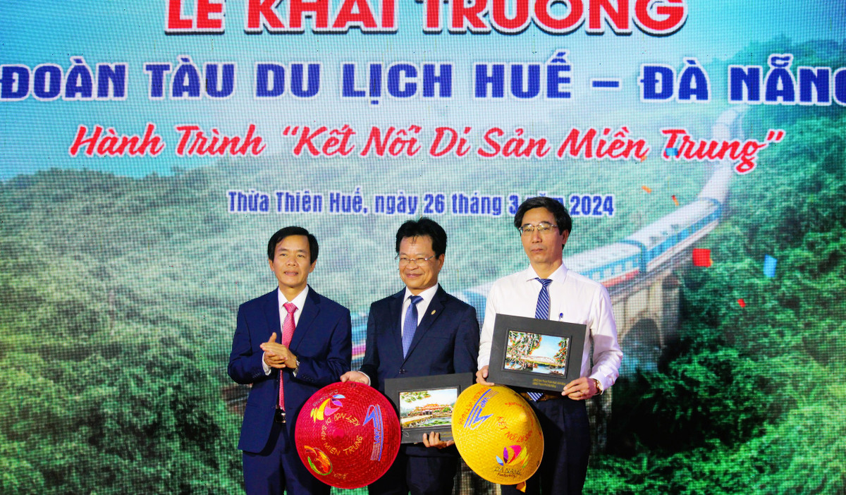 Co gi dac biet trong doan tau du lich Hue - Da Nang?-Hinh-3