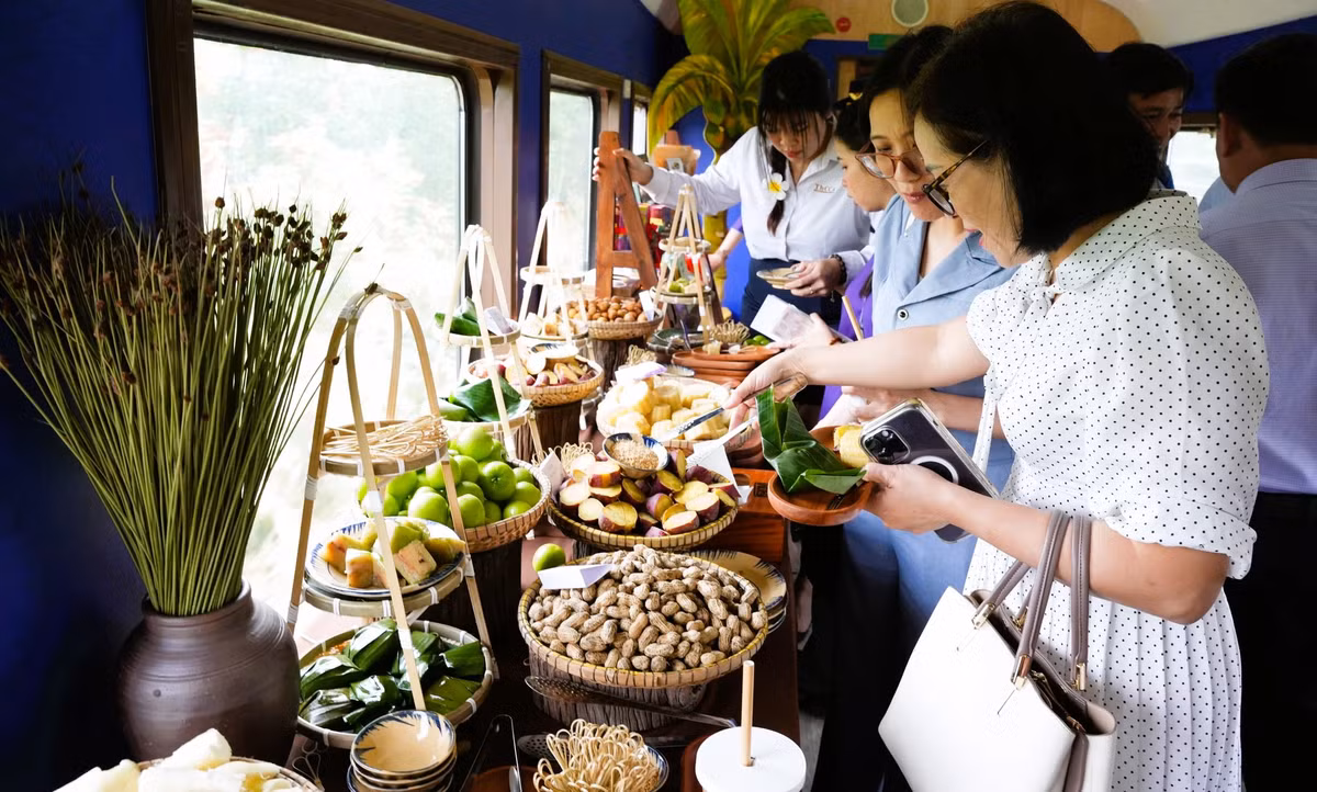 Co gi dac biet trong doan tau du lich Hue - Da Nang?-Hinh-5