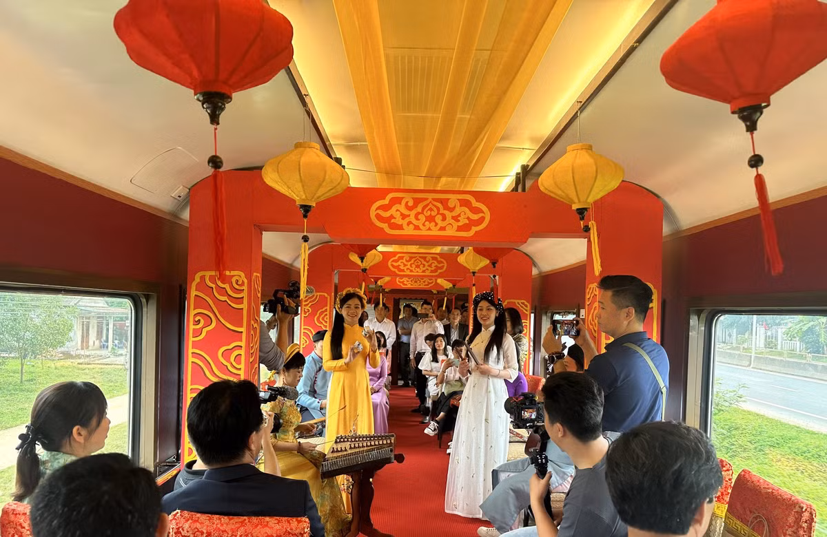 Co gi dac biet trong doan tau du lich Hue - Da Nang?-Hinh-4