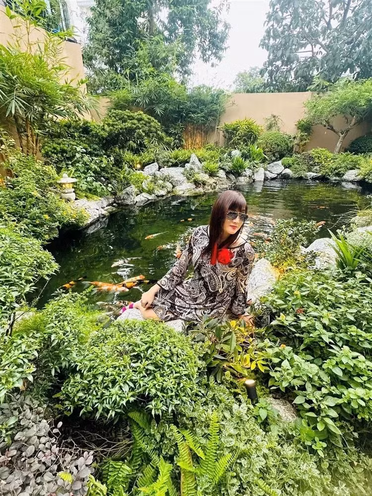 Nhiều năm hôn nhân, Hiền Mai từng không ít lần bị gắn mác "vợ đại gia". Cô từng lên tiếng khẳng định bản thân cũng có sự nghiệp riêng, kinh tế vững chắc, không phải phụ thuộc chồng.