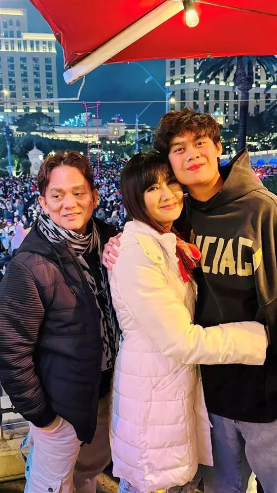 Dù vợ chồng khắc khẩu, nhưng có thể gắn bó với nhau hơn 20 năm, Hiền Mai chia sẻ là do cả hai biết nhường nhịn và tôn trọng nhau. Bên cạnh đó, họ có một đứa con quá tuyệt vời "Lúc mình tệ nhất, mặt nát bét rồi mà người ta vẫn chăm sóc, vẫn mong lấy mình để đưa qua Mỹ chữa bệnh. Một người như vậy, một tình cảm chân tình như vậy làm sao không động lòng được. Sau khi bình phục, tôi nhận lời", Hiền Mai tâm sự.