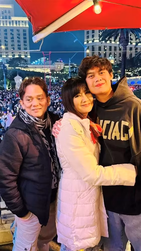 Dù vợ chồng khắc khẩu, nhưng có thể gắn bó với nhau hơn 20 năm, Hiền Mai chia sẻ là do cả hai biết nhường nhịn và tôn trọng nhau. Bên cạnh đó, họ có một đứa con quá tuyệt vời "Lúc mình tệ nhất, mặt nát bét rồi mà người ta vẫn chăm sóc, vẫn mong lấy mình để đưa qua Mỹ chữa bệnh. Một người như vậy, một tình cảm chân tình như vậy làm sao không động lòng được. Sau khi bình phục, tôi nhận lời", Hiền Mai tâm sự.