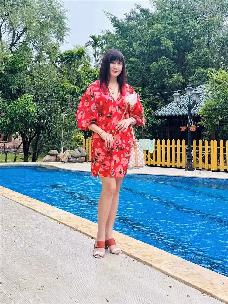 Ở tuổi U60, Hiền Mai vẫn sở hữu ngoại hình cực kỳ trẻ trung, xinh đẹp. Chị được báo chí, đồng nghiệp và khán giả đặt cho biệt danh "người đẹp không tuổi". Vợ chồng mỹ nhân hiện đang sống ở biệt thự rộng hơn 700m2 tại quận 2. Từ khi con trai du học Mỹ, Hiền Mai cũng dành nhiều thời gian ở Mỹ hơn.