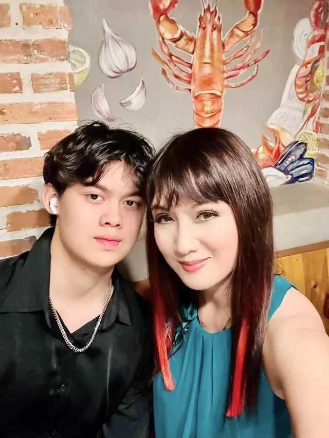 Con trai Hiền Mai sinh năm 2004, cao 1m81, thừa hưởng năng khiếu nghệ thuật từ mẹ khi chơi piano rất hay. Ngoài ra, cậu rất giỏi bơi lội, bóng đá, golf, cờ vua, bóng rổ, võ thuật khi sở hữu khoảng 60 huy chương, cúp vàng về các bộ môn này. Hiện tại, con trai Hiền Mai đang học trường Đại học Nam California tại Mỹ.