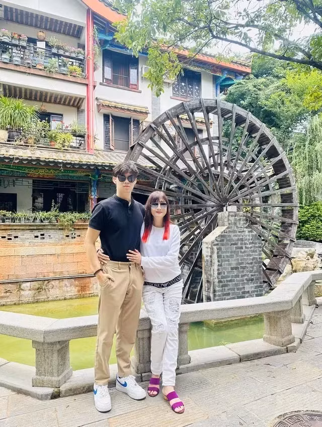 Khi nói về cuộc hôn nhân này, Hiền Mai khẳng định là mình sung sướng không chỉ về vật chất mà cả tinh thần khi thích làm gì thì làm, thích đi đâu thì đi, thích gặp ai thì gặp.