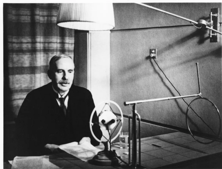 Năm 1890, Rutherford giành được học bổng khác từ trường Cao đẳng Canterbury ở Christchurch, New Zealand. Tại đây, các giáo sư tiếp thêm động lực cho ông trong việc tìm kiếm bằng chứng thực nghiệm cụ thể thông qua các thí nghiệm khoa học. Ernest còn lấy được cả bằng cử nhân Nghệ thuật và thạc sĩ nghệ thuật ở đó, đồng thời đạt được danh hiệu hạng nhất về Toán học và Khoa học. (Ảnh: Photo12 / Ann Ronan Picture Library/AFP)