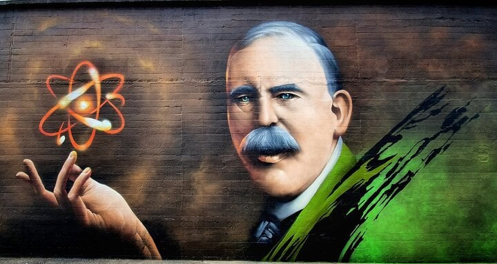 Ernest Rutherford rời Cambridge vào năm 1902 và nhận chức giáo sư tại Đại học McGill ở Montreal. Tại McGill Rutherford và Giáo sư Bertram Borden Boltwood của Đại học Yale tiếp tục phân loại các nguyên tố phóng xạ thành “chuỗi phân rã”. Rutherford cũng được ghi nhận là người phát hiện ra khí phóng xạ radon khi còn ở McGill. (Ảnh: flickr)