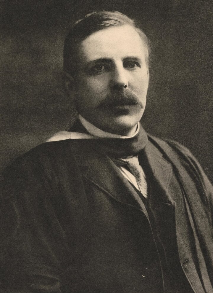 Năm 10 tuổi, Ernest Rutherford được nhận cuốn sách khoa học đầu tiên tại trường Foxhill. Đó là thời điểm quan trọng với Rutherford, vì cuốn sách này truyền cảm hứng cho thí nghiệm khoa học đầu tiên của ông. Ernest từng chế tạo ra khẩu đại bác thu nhỏ, khiến gia đình hoảng hốt vì nó phát nổ nhanh chóng. Năm 1887, ông được trao học bổng để theo học tại trường Cao đẳng Nelson. (Ảnh: sciencehistory)