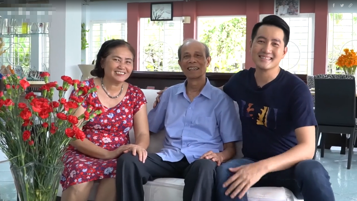 Ngoài không gian sống đầy màu xanh, lối sống của nam ca sĩ cũng được coi là "kiểu mẫu" khiến nhiều người ngưỡng mộ. 23 năm làm nghề, Nguyễn Phi Hùng chưa từng có bất cứ một scandal nào. Anh hiền lành tới nỗi, người quen nào cũng biết câu cửa miệng của anh là: "Thôi bỏ qua đi", "thôi kệ", "không sao đâu".