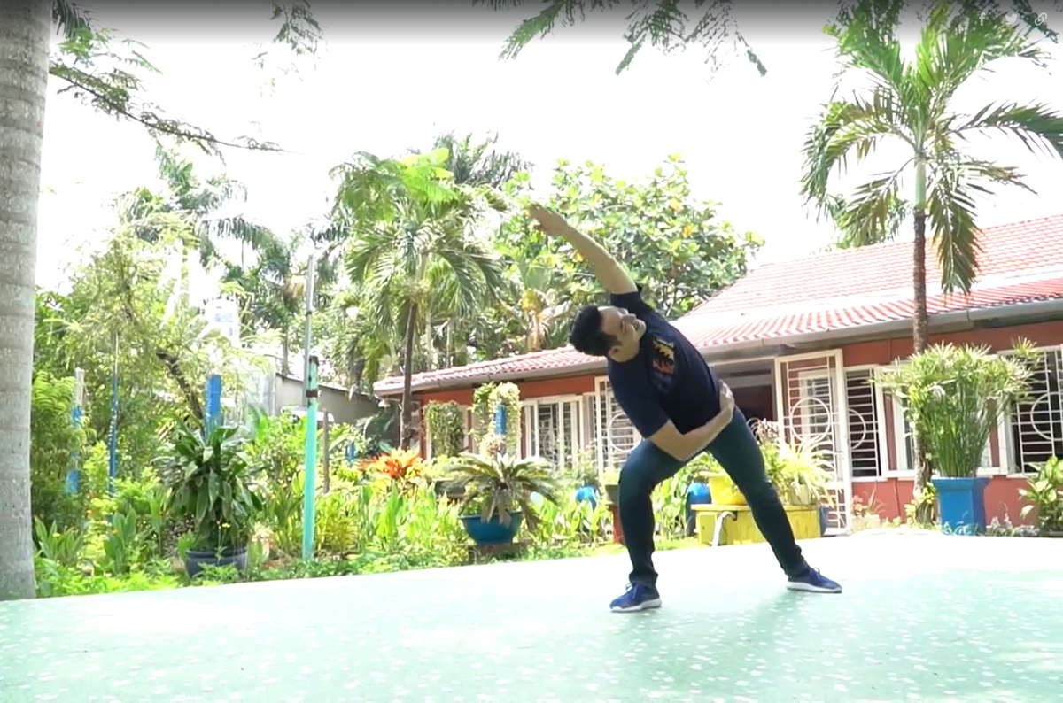 Đối với nam ca sĩ gốc Hà Nội, cuộc sống luôn cần thích nghi. Điều đó giúp anh bình thản đón nhận mọi khó khăn, sóng gió để luôn nhìn đời bằng con mắt màu hồng. "Tôi xem cuộc sống là những gam màu trên một bức tranh. Và bức tranh đó luôn sống động và đầy ắp sự thú vị. Bên cạnh đó, tôi luôn nghĩ rằng, mình cho đi những điều gì thì mình sẽ nhận lại những điều đó", anh nói.