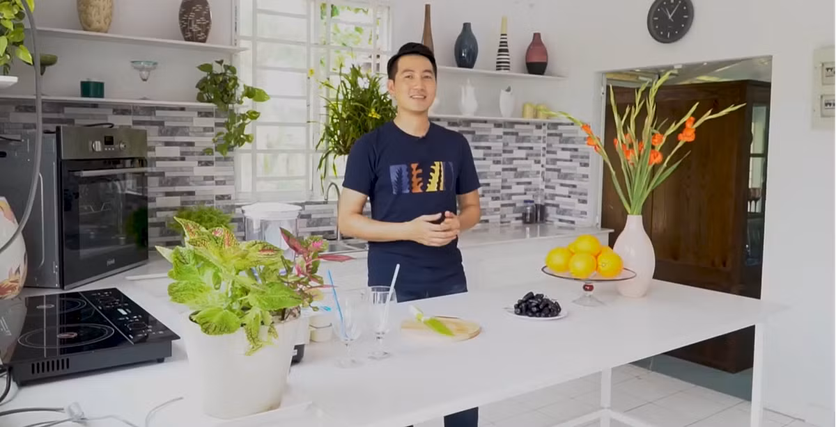 Nguyễn Phi Hùng hiện vẫn chưa vợ con dù anh đi hát ở đâu gần như cũng có người tỏ tình và muốn theo về làm vợ. Nam ca sĩ cũng khá thẳng thắn khi chia sẻ về quan điểm yêu đương của mình. "Hùng khá cầu toàn trong chuyện tình cảm. Mình có thể chậm nhưng người mình chọn hoặc người chọn mình sẽ đều có cảm giác nó trọn vẹn trong vấn đề tình cảm chứ nó không bị giới hạn về tuổi tác hay bất cứ vấn đề gì.