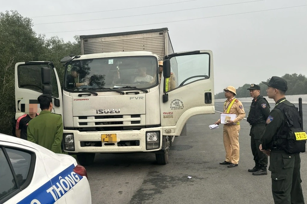 4 người dừng ô tô trên cao tốc đánh bạc bị CSGT bắt giữ 4 nguoi dung o to tren cao toc danh bac bi CSGT bat giu