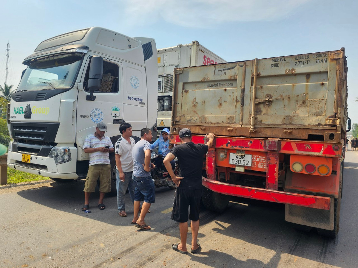 Đây là đoạn đường rất đông các xe tải hạng nặng lưu thông.