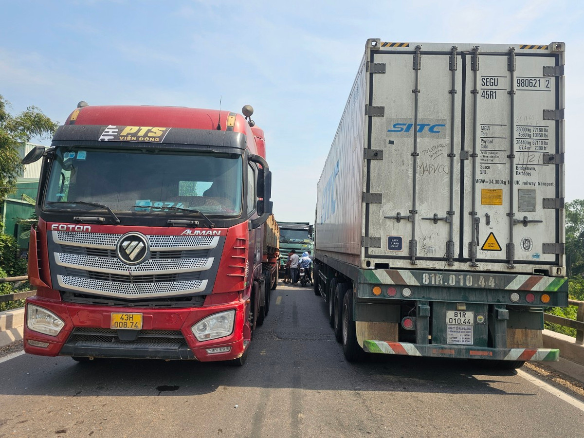 Hai xe tải mang biển kiểm soát của Đà Nẵng và Quảng Nam đang lưu thông cùng chiều bất ngờ xảy ra va chạm.