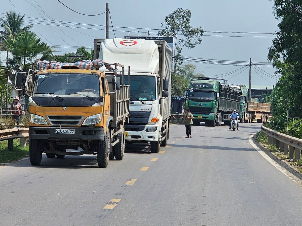 Loạt phương tiện xếp hàng dài trên tuyến Quốc lộ 14B.