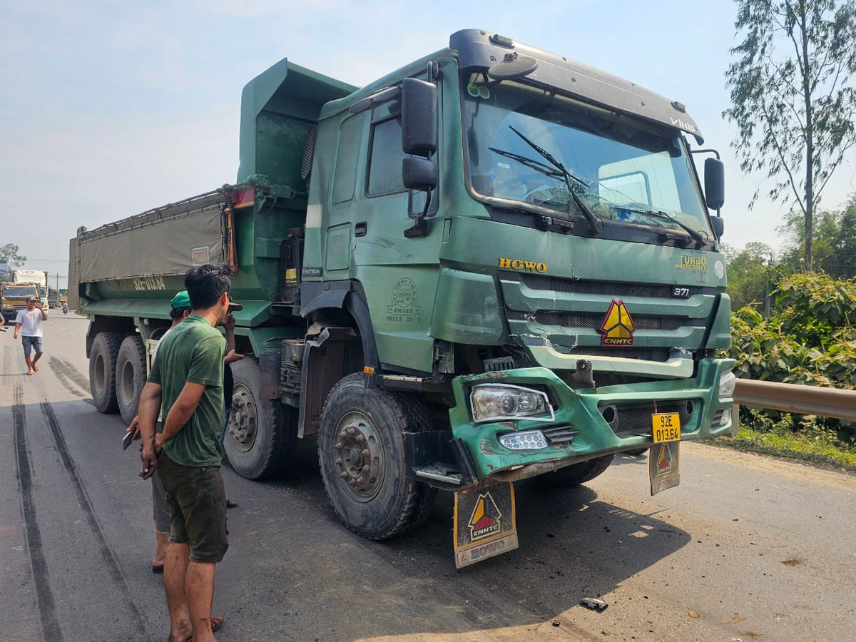 Vụ va chạm khiến xe tải mang biển kiểm soát Quảng Nam bị hư hỏng phần đầu.