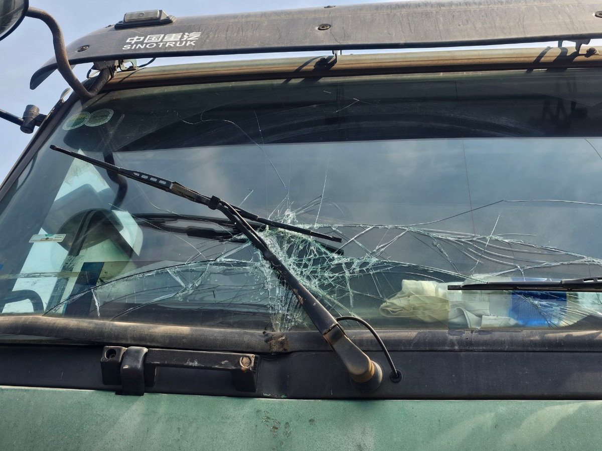 Kính trước xe bị vỡ nát.