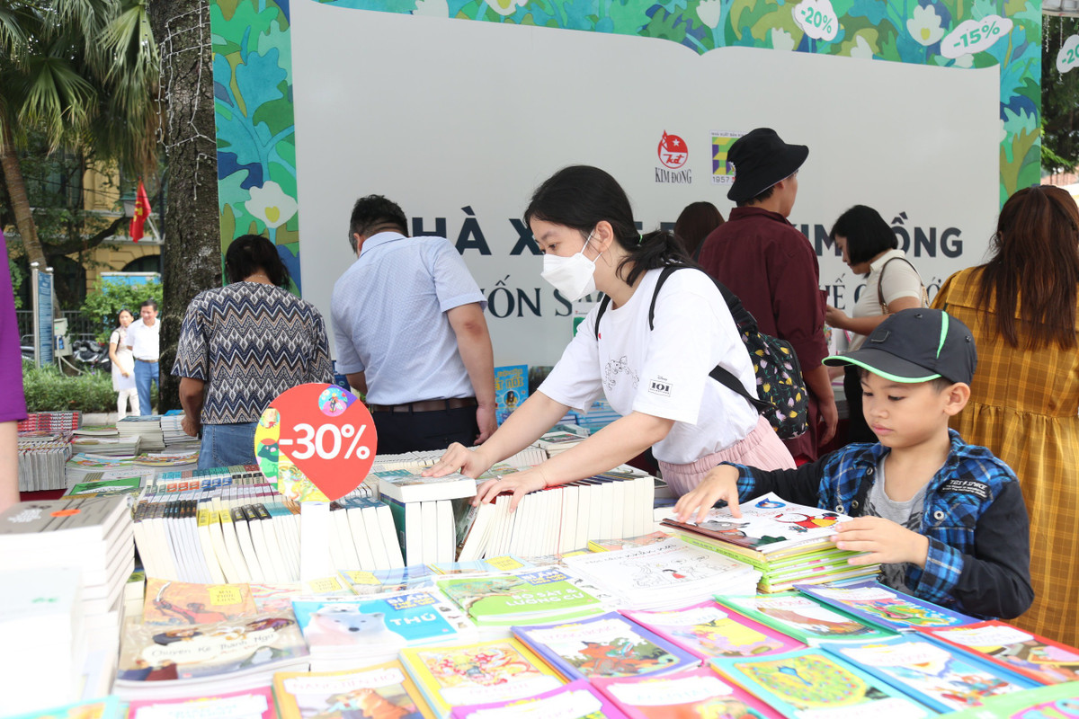 Trong khuôn khổ Hội sách, sẽ có Tọa đàm, ra mắt Bộ sách "Vương triều trên đất Thăng Long" của Nhà xuất bản Hà Nội tổ chức; Tọa đàm xung quanh lịch sử dời đô của vua Lý Công Uẩn và những thành tựu rực rỡ của triều Lý với bộ tiểu thuyết lịch sử "Tám triều vua Lý" (gồm 04 tập) của nhà văn Hoàng Quốc Hải (Nhà xuất bản Phụ nữ Việt Nam).