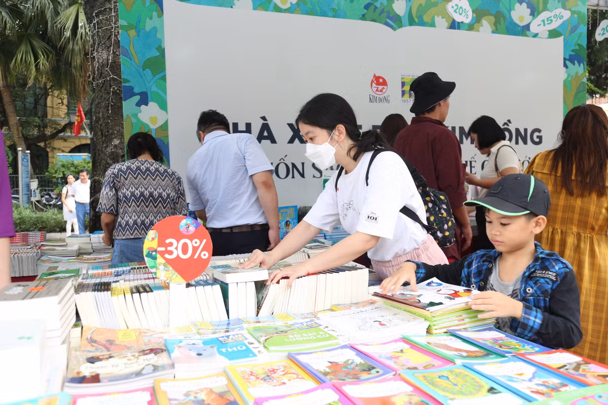 Trong khuôn khổ Hội sách, sẽ có Tọa đàm, ra mắt Bộ sách "Vương triều trên đất Thăng Long" của Nhà xuất bản Hà Nội tổ chức; Tọa đàm xung quanh lịch sử dời đô của vua Lý Công Uẩn và những thành tựu rực rỡ của triều Lý với bộ tiểu thuyết lịch sử "Tám triều vua Lý" (gồm 04 tập) của nhà văn Hoàng Quốc Hải (Nhà xuất bản Phụ nữ Việt Nam).