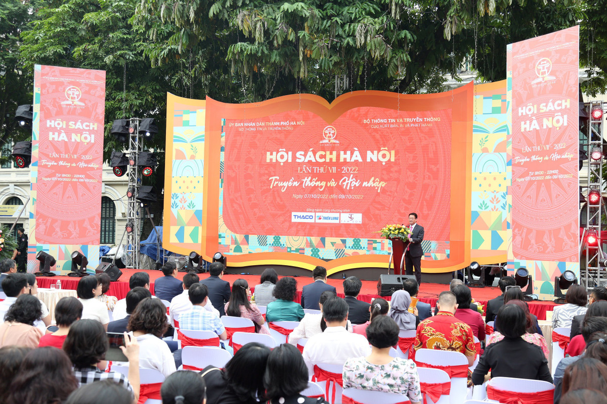 Ngoài ra, còn có lễ ra mắt, giới thiệu sách về Hà Nội “Triệu dấu chân qua những cửa ô” của tác giả Trương Quý (Công ty Cổ phần Văn hóa và Truyền thông Nhã Nam)...