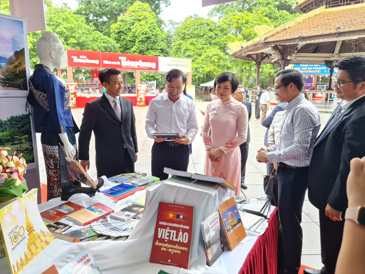 Hội sách phục vụ bạn đọc miễn phí hơn 200 đầu sách là các công trình nghiên cứu về kinh tế, chính trị, văn hóa, quân sự, ngoại giao thuộc Tủ sách “Thăng Long ngàn năm văn hiến”.