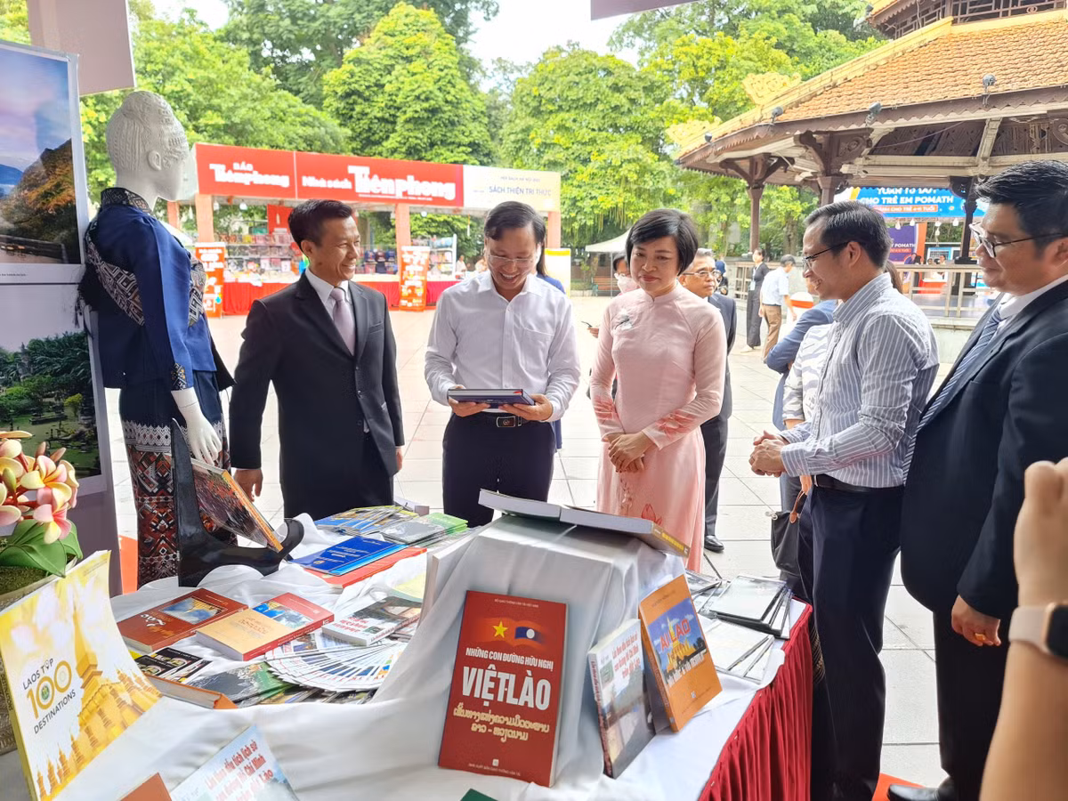 Hội sách phục vụ bạn đọc miễn phí hơn 200 đầu sách là các công trình nghiên cứu về kinh tế, chính trị, văn hóa, quân sự, ngoại giao thuộc Tủ sách “Thăng Long ngàn năm văn hiến”.