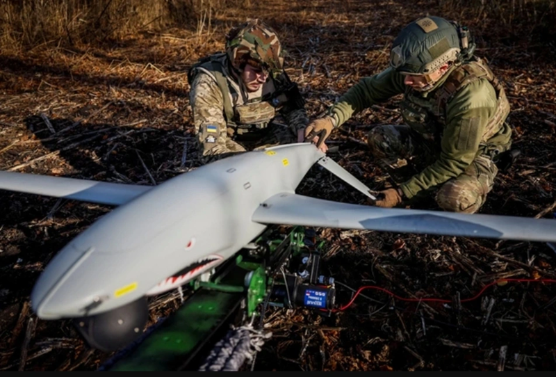 Phóng viên quân sự cho biết: “Việc mất 50 chuyên gia cùng lúc là một đòn nặng nề đối với Lực lượng Vũ trang Ukraine, điều này chắc chắn sẽ ảnh hưởng đến khả năng kiềm chế quân của chúng tôi theo hướng Kurakhovsky”. Kots nói mục tiêu chính là “tiêu diệt người điều khiển máy bay không người lái có kinh nghiệm”. Ảnh: Reuters.