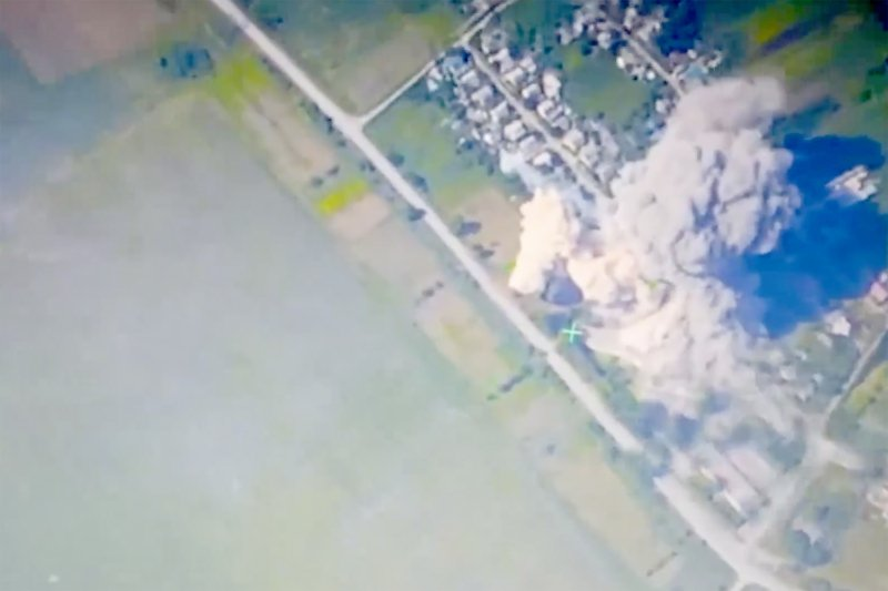 Chuyên gia nhấn mạnh quả bom có khả năng đánh trúng một khu vực có diện tích bằng vài sân bóng đá. “Khu vực bị ảnh hưởng rất rộng, kẻ địch không trúng mảnh đạn sẽ bị chấn động. Hiện nay, đây là loại đạn mạnh nhất được ngành hàng không sử dụng làm bom”, ông lưu ý. Ảnh: Bộ Quốc phòng Nga.