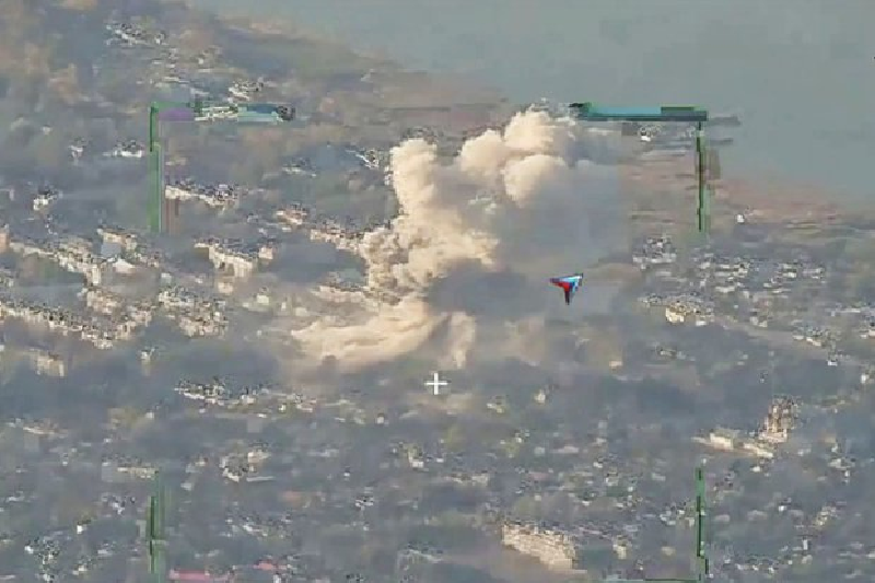 Tuy nhiên, đây không phải là lần đầu tiên FAB-3000 được sử dụng tại Quân khu phía Bắc. Vào ngày 24/10, hàng chục binh sĩ Ukraine đã bị Quân đội Nga tấn công vào các vị trí ở Kurakhovo, thuộc vùng Donetsk. Cuộc tấn công được thực hiện nhằm vào vị trí của đơn vị điều khiển máy bay không người lái Ukraine. Ảnh: Bộ Quốc phòng Nga.