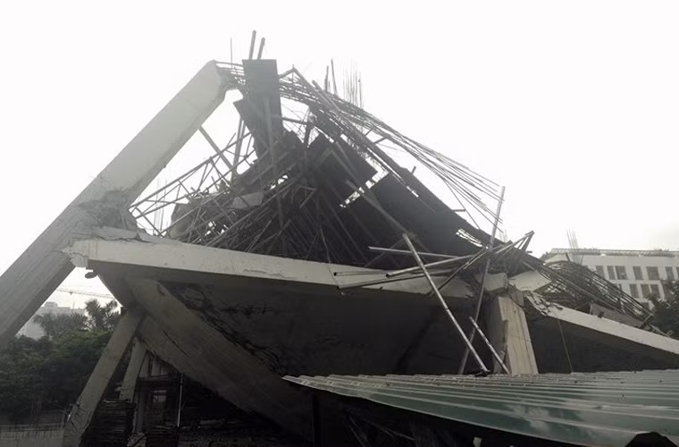 Ông Vũ Hữu Chung (55 tuổi, bảo vệ) cho hay, những công nhân tham gia xây dựng trường đa số là người dân các tỉnh Sơn La, Hòa Bình. Theo ông này, khoảng 2h sáng thì nghe thấy những tiếng rắc rắc, rồi các mảng bê tông bắn ra, sau đó trần tầng một đổ sập hoàn toàn.