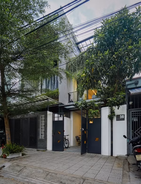 Tọa lạc tại quận Hải Châu (Tp Đà Nẵng), ngôi nhà được xây dựng trên khu đất rộng 90 m2. Ảnh: ECONS Vietnam