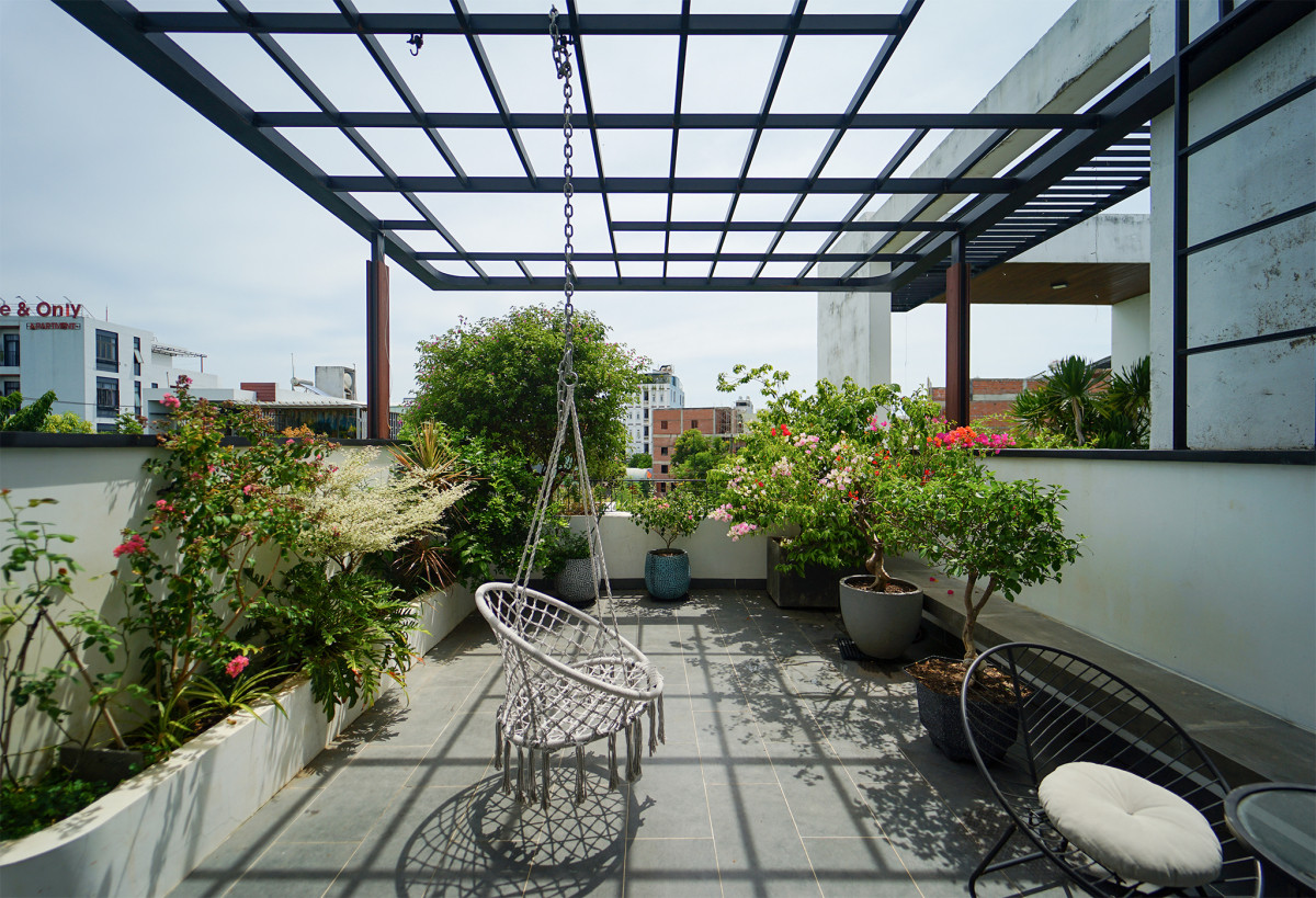 Sân thượng trồng nhiều cây xanh là không gian thư giãn của cả gia đình. Ảnh: ECONS vietnam